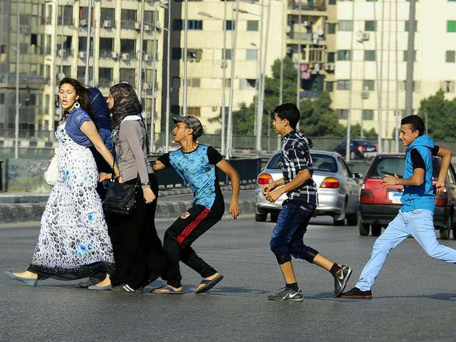 Jugendliche-belaestigen-Frauen-in-Kairo-Archivbild-